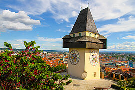 La Uhrturm sur le Schlossberg, colline culminant à 123 mètres et surplombant la ville de Graz.